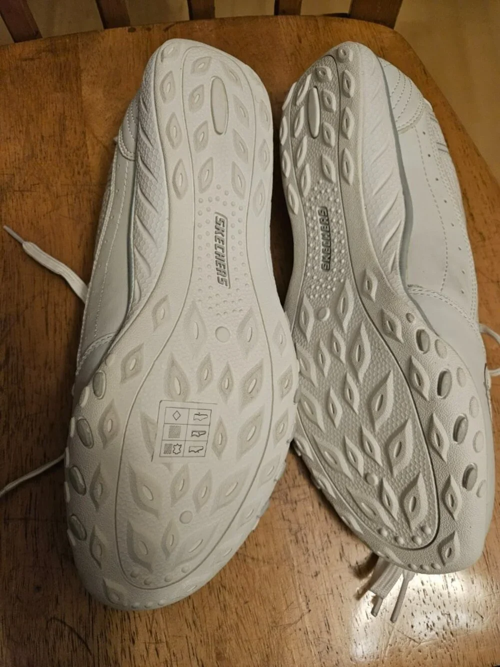 Skechers Relaxed Fit Leather Memory Foam Walking Shoes Womens Size 9 White Gray